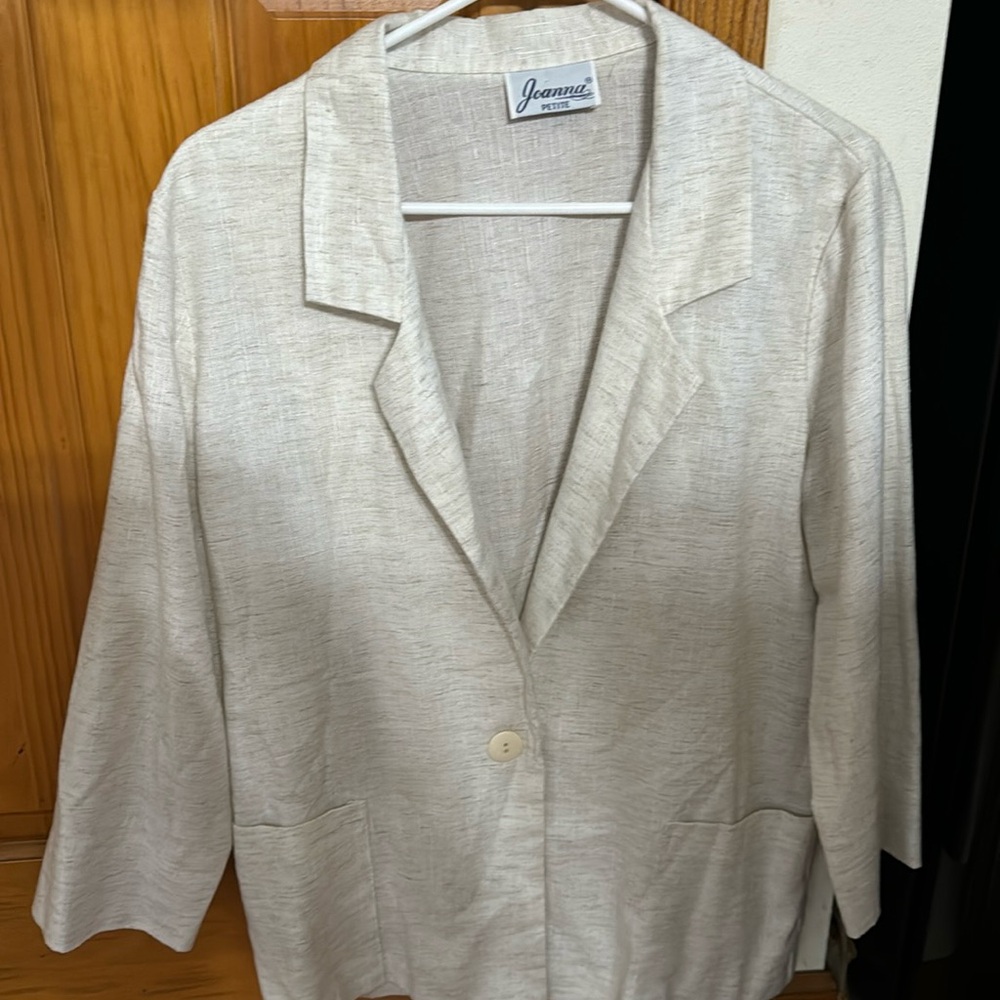 Joanna blazer for women petite cream in color. Worn once.Very good condition.